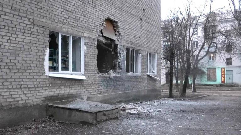 Дом, пострадавший в результате массированных обстрелов Донецка Дом, пострадавший в результате массированных обстрелов Донецка