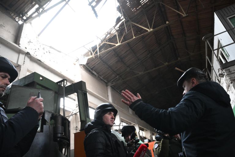 Журналисты на заводе по ремонту горно шахтного оборудования ЗАО НПП Спецуглемаш, пострадавшему в результате обстрела в Горловке Журналисты на заводе по ремонту горно шахтного оборудования ЗАО НПП Спецуглемаш, пострадавшему в результате обстрела в Горловке