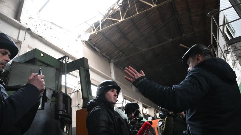 Журналисты на заводе по ремонту горно шахтного оборудования ЗАО НПП Спецуглемаш, пострадавшему в результате обстрела в Горловке Журналисты на заводе по ремонту горно шахтного оборудования ЗАО НПП Спецуглемаш, пострадавшему в результате обстрела в Горловке