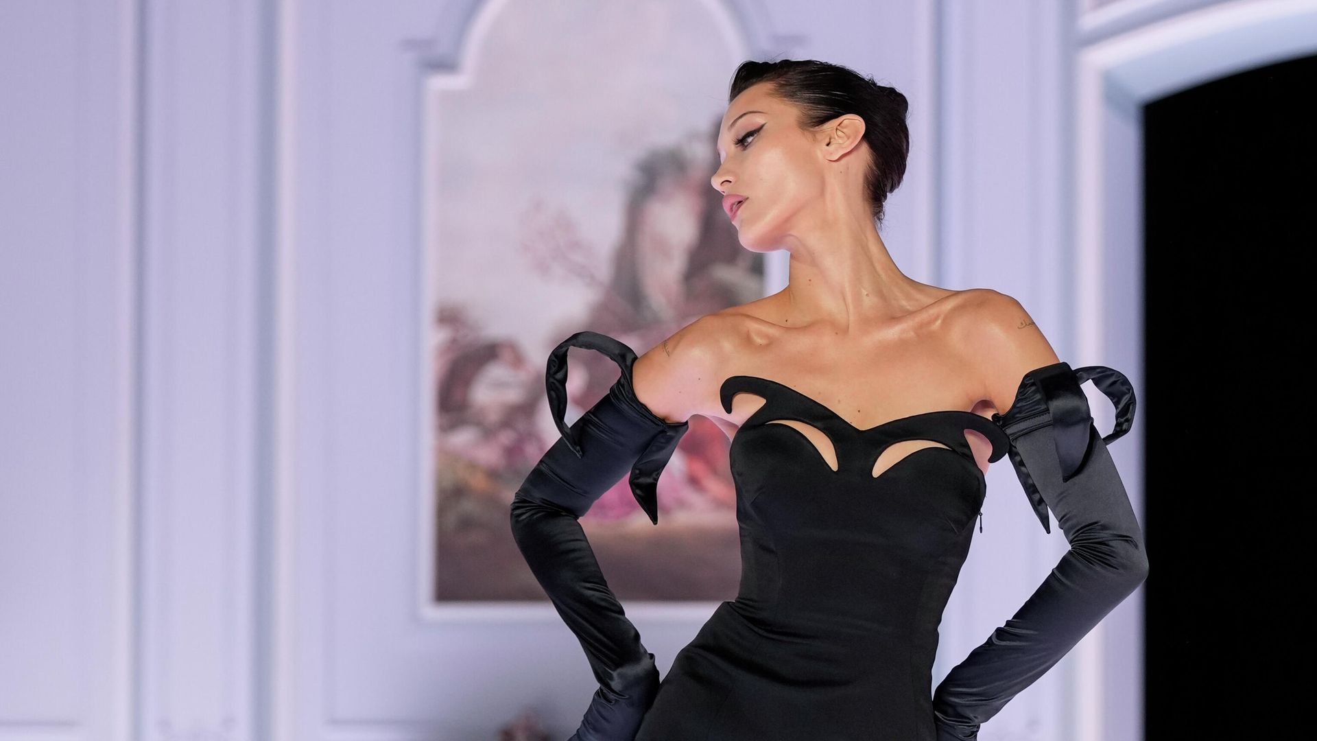  Белла Хадид во время показа Moschino на Неделе моды в Милане - РИА Новости, 1920, 25.02.2022