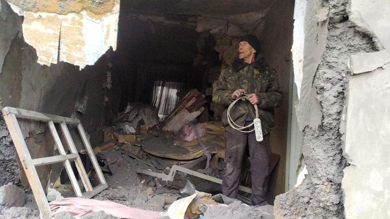 Житель Горловки в доме, разрушенном в результате применения БМ-21 Град по жилому сектору Житель Горловки в доме, разрушенном в результате применения БМ-21 Град по жилому сектору