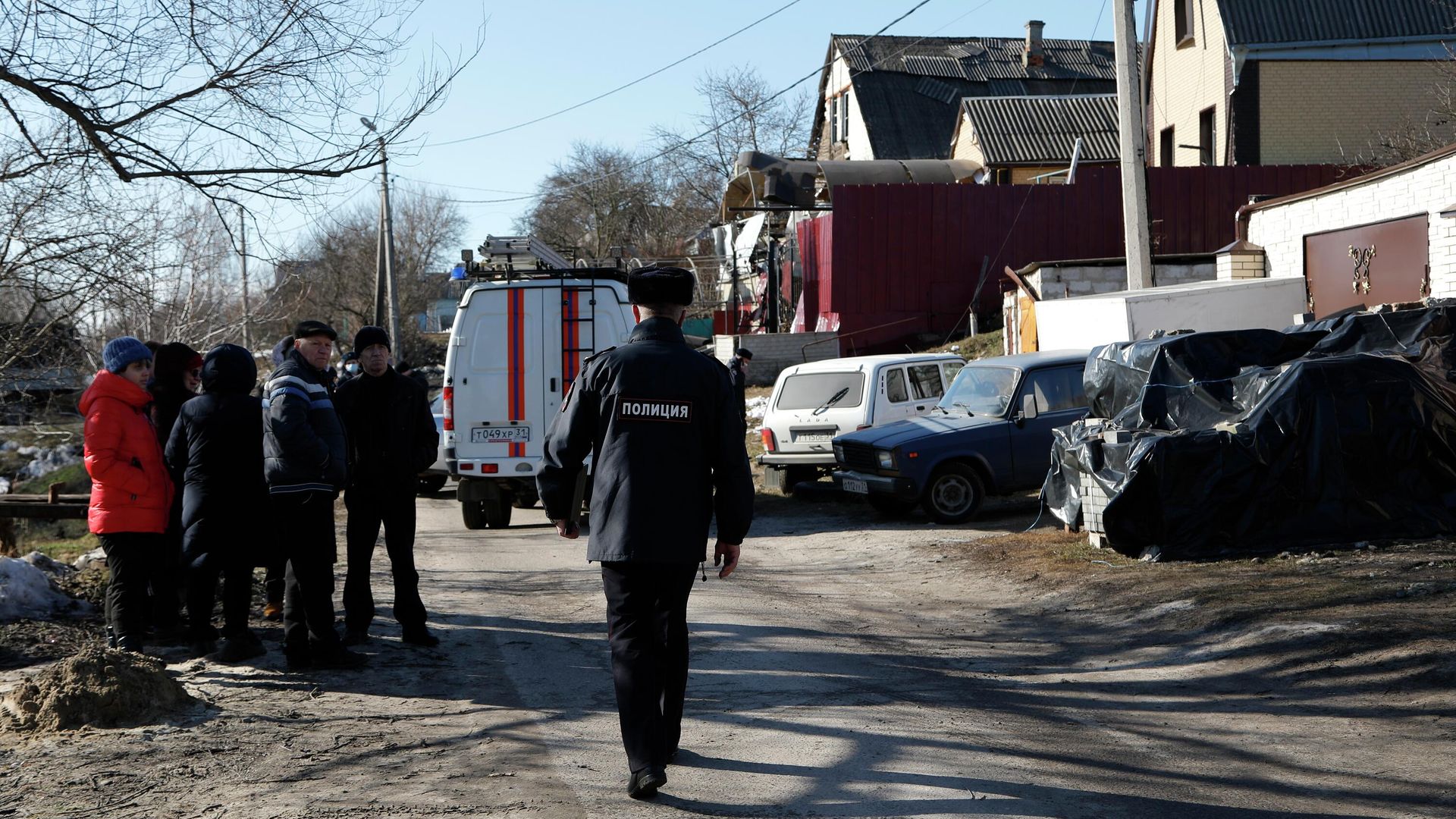 Сотрудник полиции на месте попадания снаряда в жилой дом в Белгороде Сотрудник полиции на месте попадания снаряда в жилой дом в Белгороде - РИА Новости, 1920, 25.02.2022