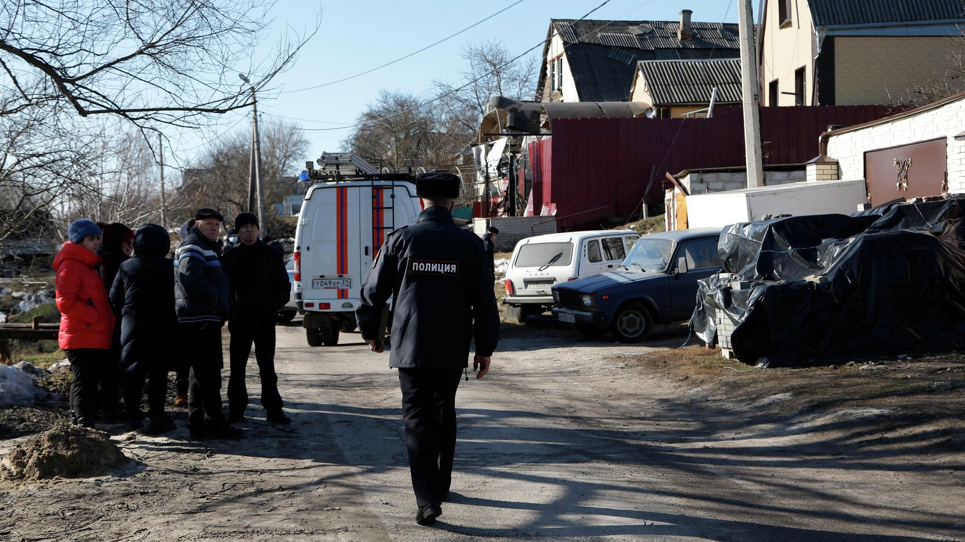 Сотрудник полиции на месте попадания снаряда в жилой дом в Белгороде Сотрудник полиции на месте попадания снаряда в жилой дом в Белгороде - РИА Новости, 1920, 25.02.2022