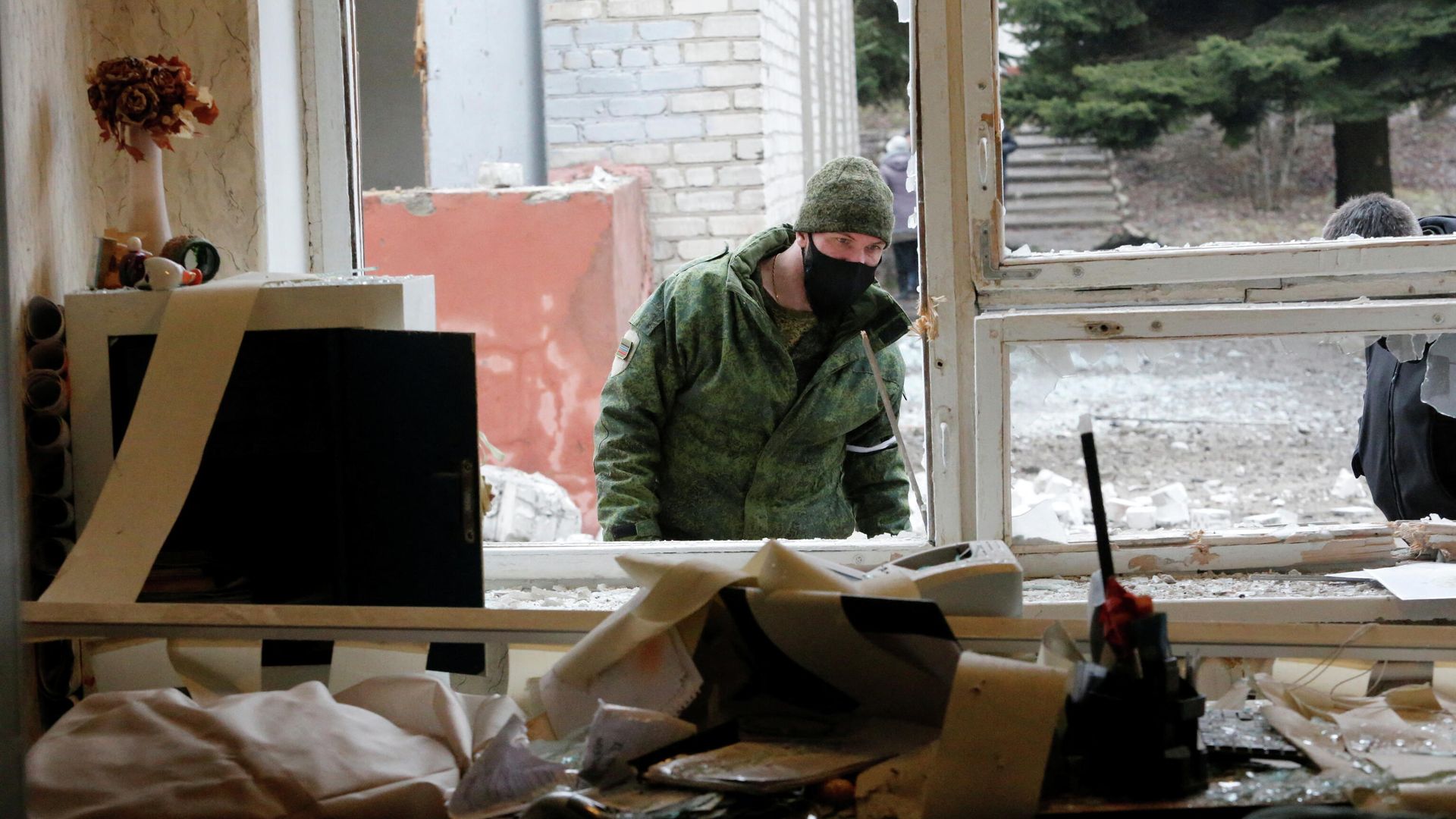 Последствия обстрела в школе в Горловке Последствия обстрела в школе в Горловке - РИА Новости, 1920, 21.03.2022
