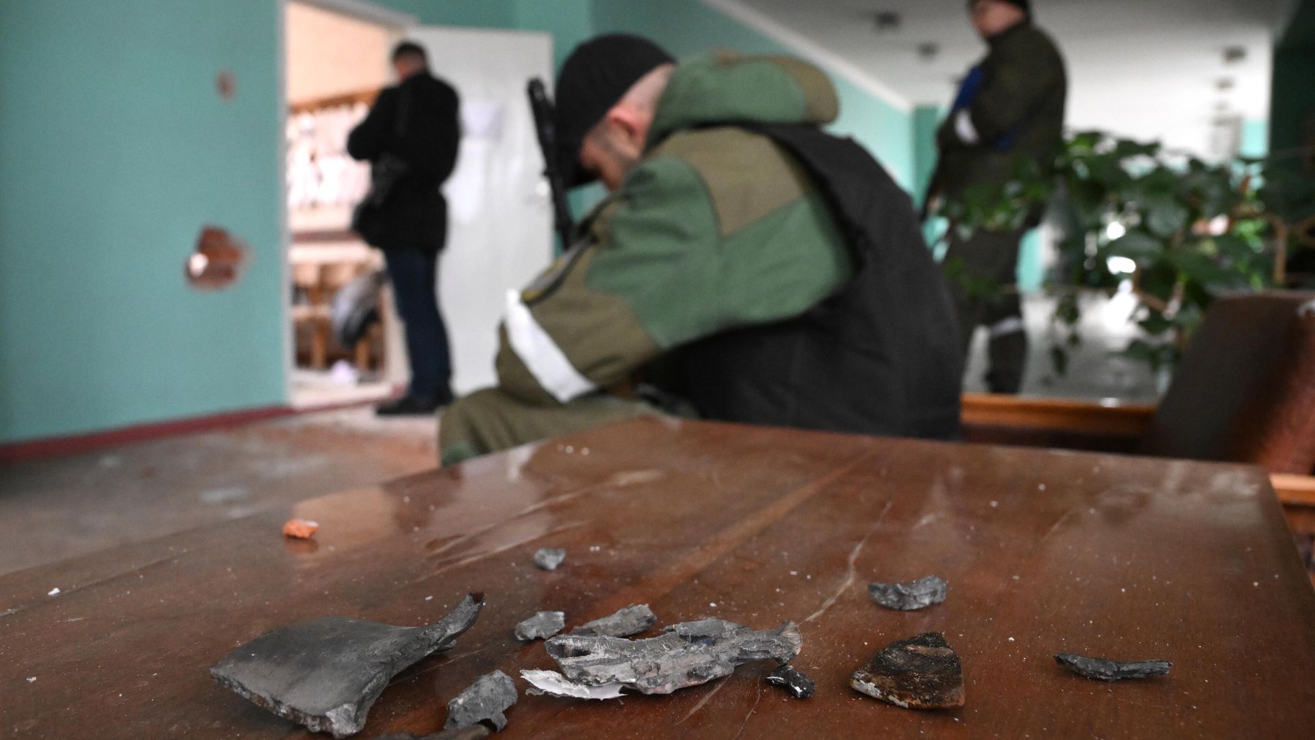 Осколки снаряда, попавшего в здание школы в Горловке Осколки снаряда, попавшего в здание школы в Горловке - РИА Новости, 1920, 25.02.2022