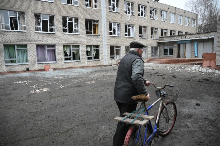 Мужчина у здания школы в Горловке, поврежденной в результате обстрела Мужчина у здания школы в Горловке, поврежденной в результате обстрела