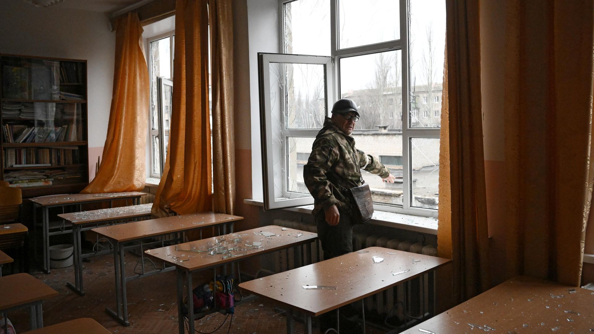 Сотрудник народной милиции ДНР в учебном классе школы Сотрудник народной милиции ДНР в учебном классе школы - РИА Новости, 1920, 15.04.2022