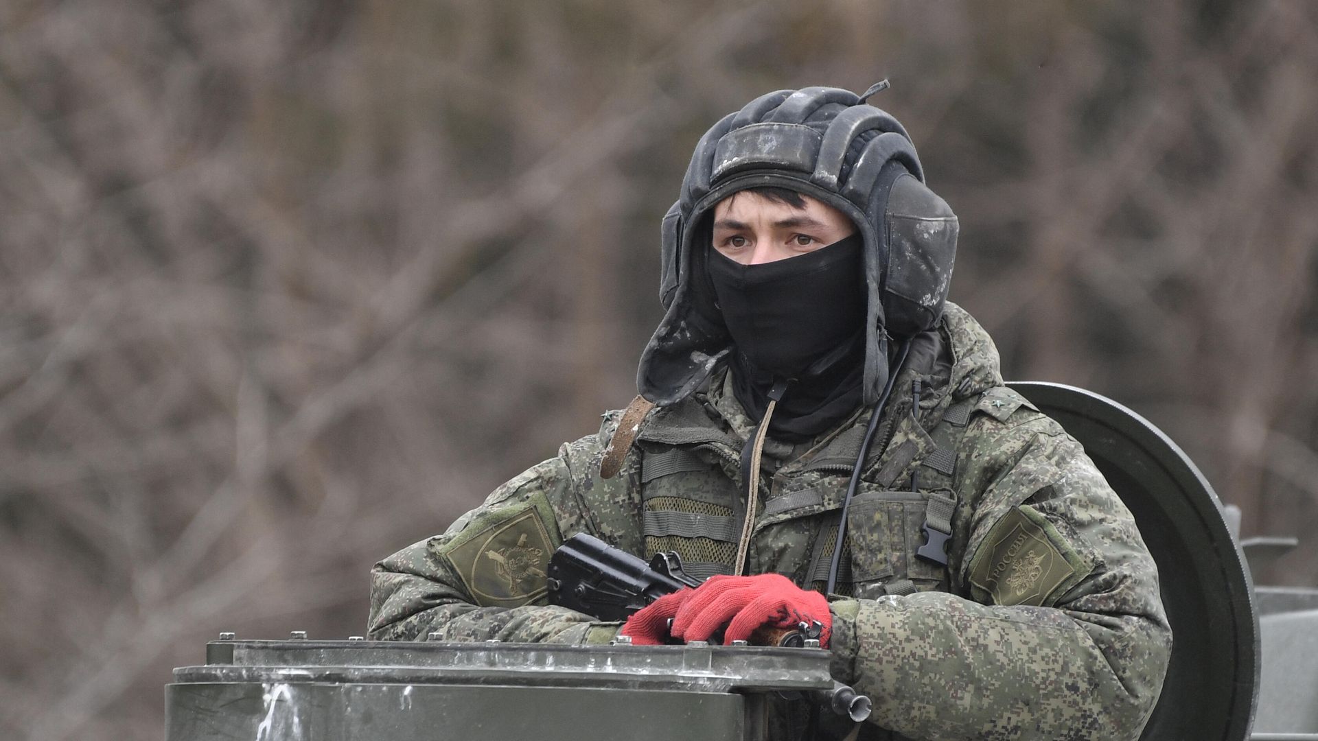 Военнослужащий ВС РФ на броне бронетранспортера Военнослужащий ВС РФ на броне бронетранспортера - РИА Новости, 1920, 27.02.2022