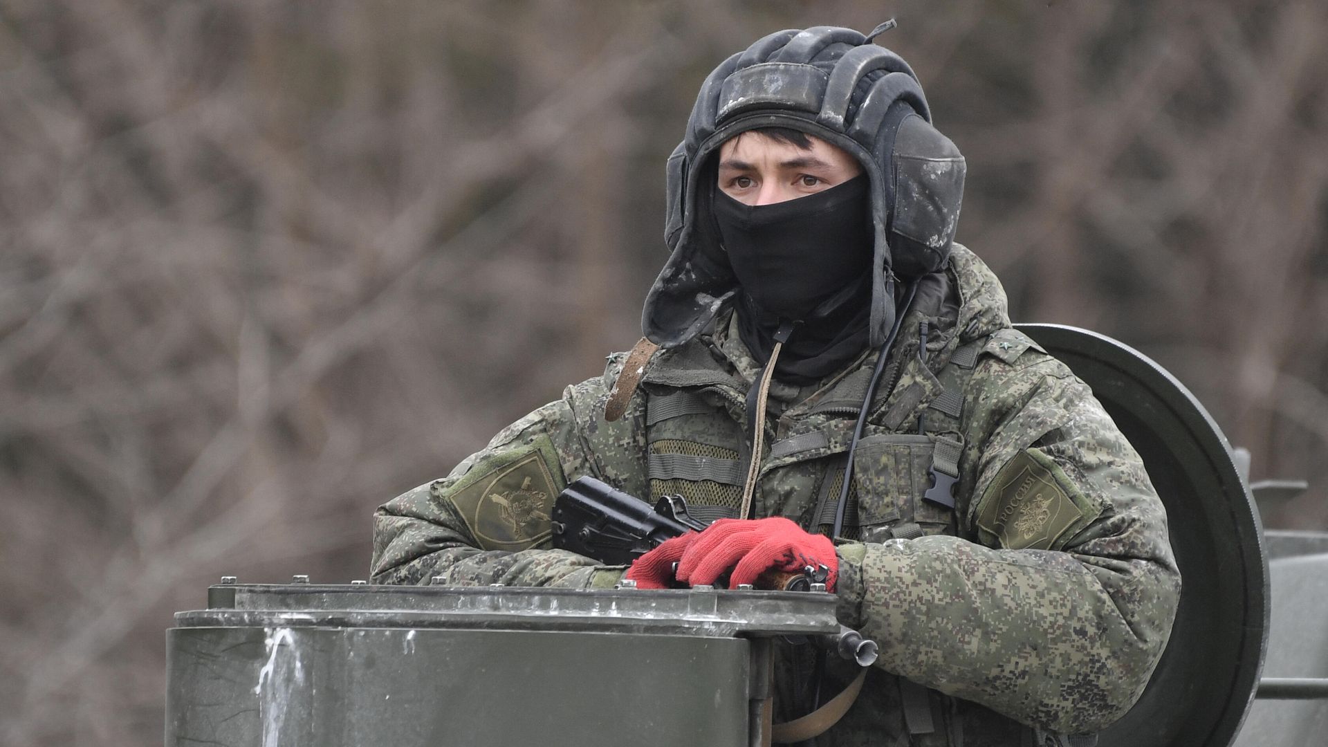 Военнослужащий ВС РФ на броне бронетранспортера Военнослужащий ВС РФ на броне бронетранспортера - РИА Новости, 1920, 27.02.2022