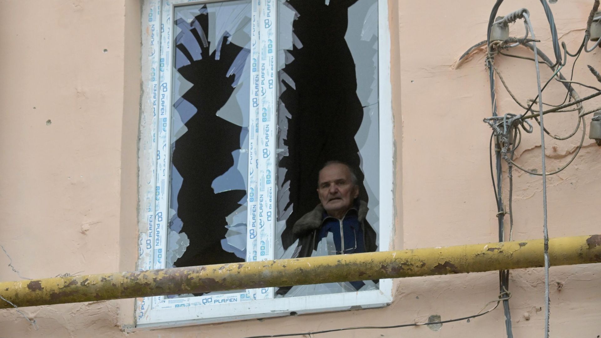 Житель в комнате жилого дома, подвергшегося обстрелу, в Киевском районе Донецка - РИА Новости, 1920, 28.02.2022