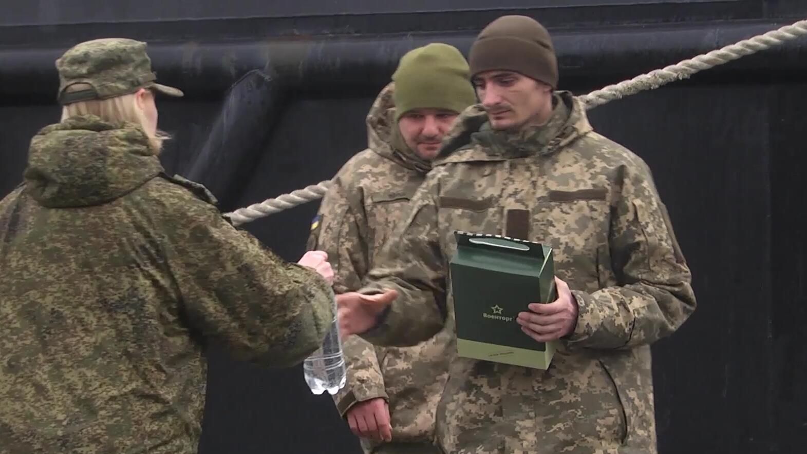 Сдавшиеся военнослужащие Украины получают индивидуальные пакеты с питанием и бутилированную воду в Севастополе (скриншот видео) Сдавшиеся военнослужащие Украины получают индивидуальные пакеты с питанием и бутилированную воду в Севастополе (скриншот видео) - РИА Новости, 1920, 15.03.2022