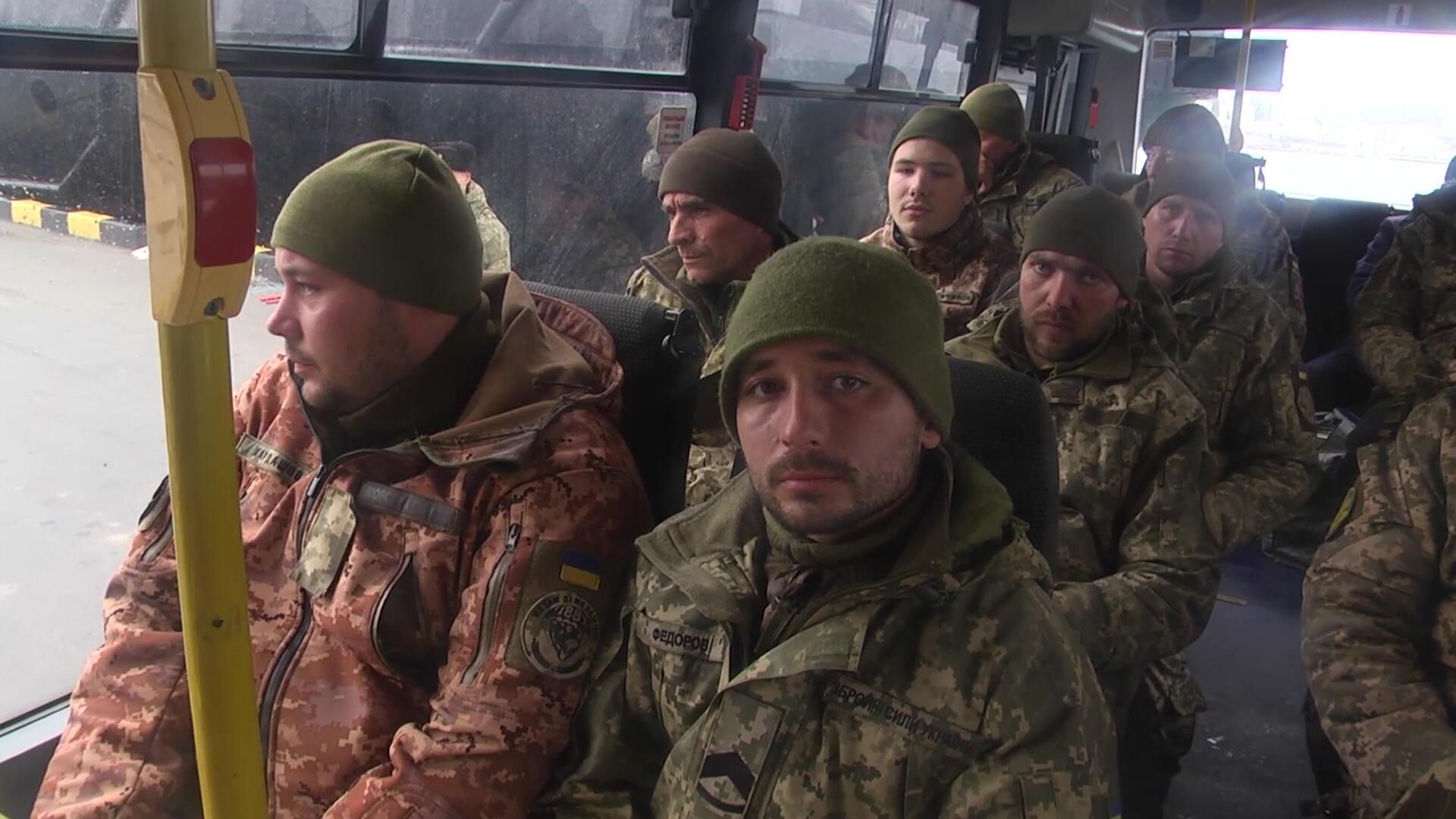 Сдавшиеся военнослужащие Украины в автобусе в Севастополе (скриншот видео) Сдавшиеся военнослужащие Украины в автобусе в Севастополе (скриншот видео) - РИА Новости, 1920, 01.05.2022
