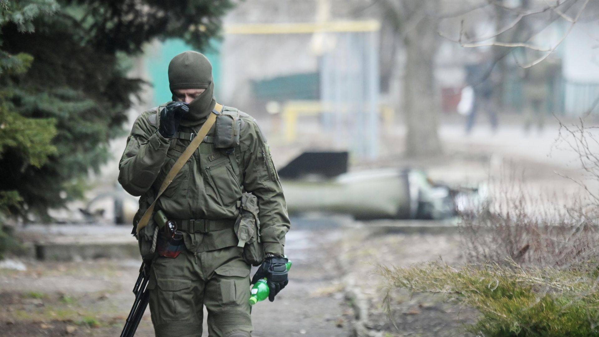 Военнослужащий у территории нефтебазы в Кировском районе Донецка, по которой была выпущена ракета Точка-У - РИА Новости, 1920, 04.03.2022