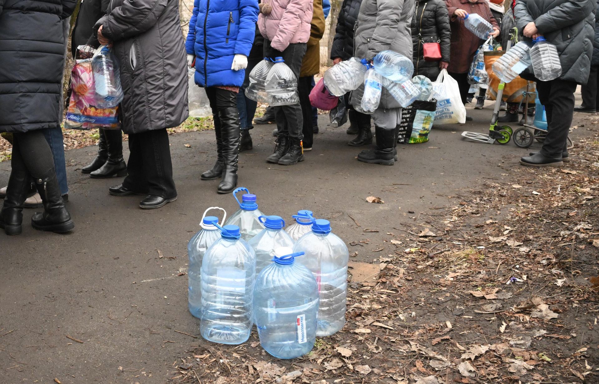 Люди стоят в очереди за водой в Кировском районе Донецка Люди стоят в очереди за водой в Кировском районе Донецка