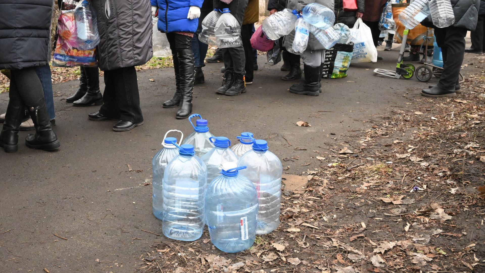 Люди стоят в очереди за водой в Кировском районе Донецка Люди стоят в очереди за водой в Кировском районе Донецка - РИА Новости, 1920, 09.09.2025