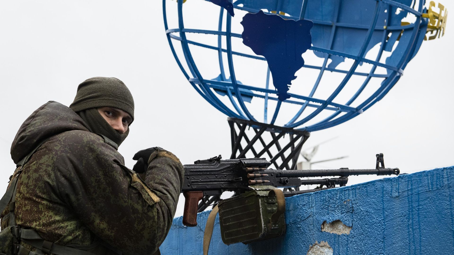 Военнослужащий народной милиции ЛНР в Станице Луганская, которая перешла под контроль ЛНР Военнослужащий народной милиции ЛНР в Станице Луганская, которая перешла под контроль ЛНР - РИА Новости, 1920, 27.02.2022