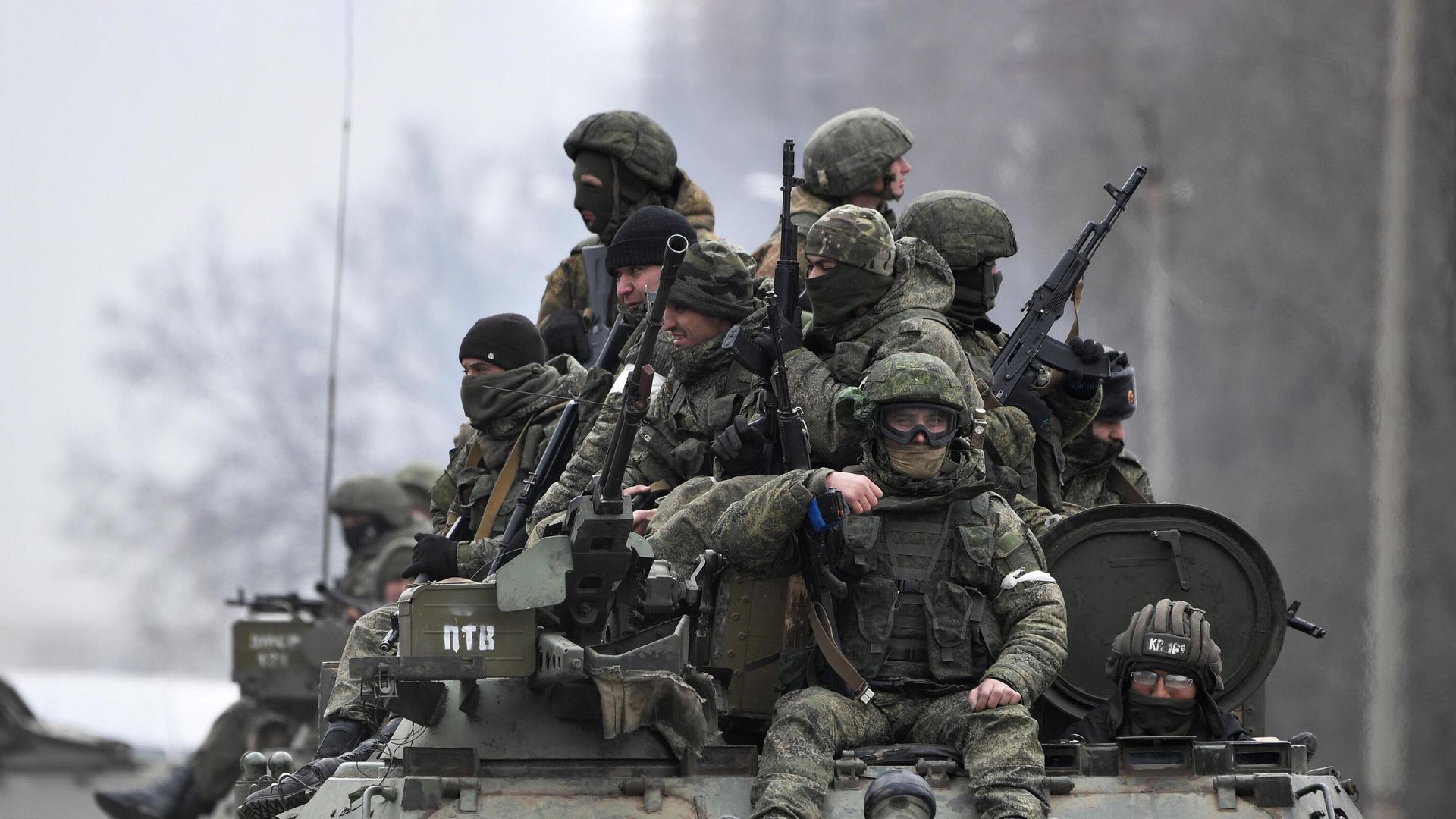 Российские военнослужащие в колонне военной техники Российские военнослужащие в колонне военной техники - РИА Новости, 1920, 01.03.2022