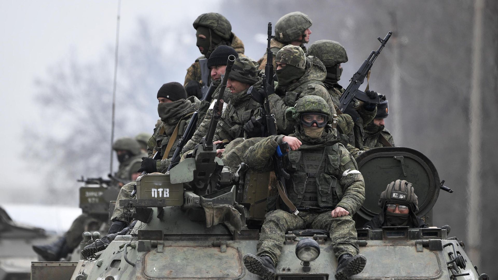 Российские военнослужащие в колонне военной техники Российские военнослужащие в колонне военной техники - РИА Новости, 1920, 01.03.2022