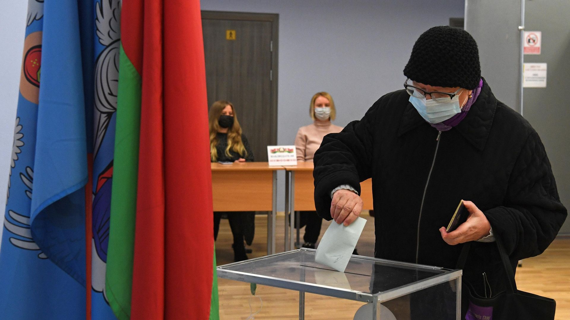 Женщина во время голосования на Республиканском референдуме по внесению изменений и дополнений в Конституцию Белоруссии Женщина во время голосования на Республиканском референдуме по внесению изменений и дополнений в Конституцию Белоруссии - РИА Новости, 1920, 28.02.2022