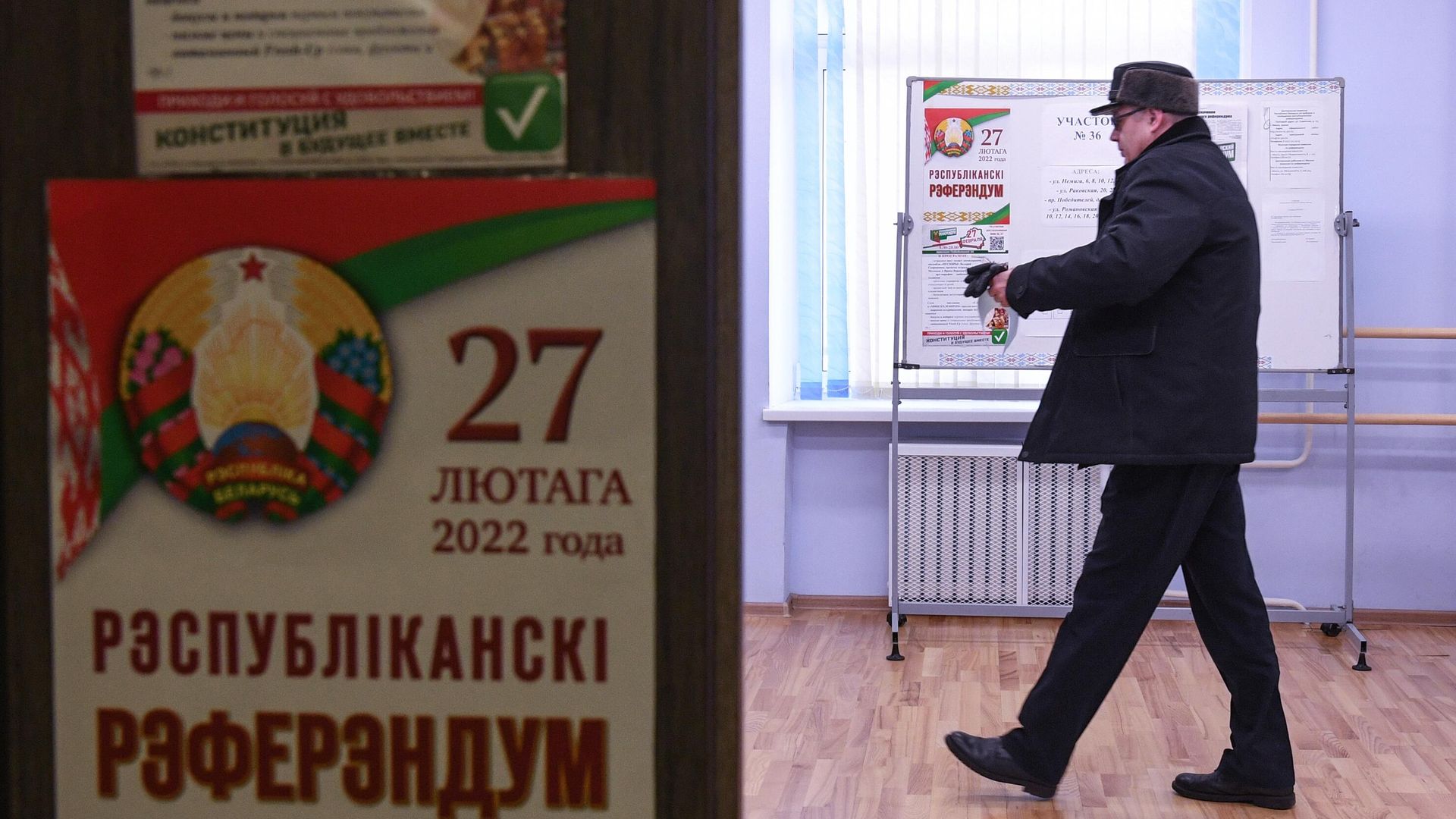 Мужчина на одном из избирательных участков в Минске, где проходит голосование на Республиканском референдуме по поправкам в конституцию Белоруссии - РИА Новости, 1920, 27.02.2022
