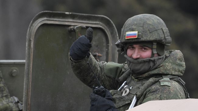 Российский военнослужащий в колонне военной техники
