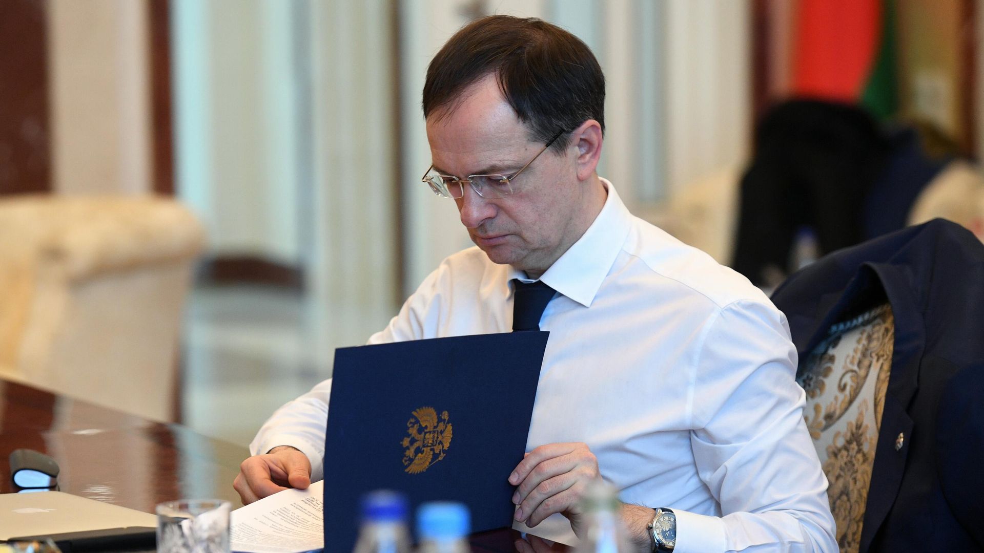 Глава делегации переговорщиков от РФ Владимир Мединский перед пресс-конференцией российской делегации по ситуации с Украиной в Минск Глава делегации переговорщиков от РФ Владимир Мединский перед пресс-конференцией российской делегации по ситуации с Украиной в Минск - РИА Новости, 1920, 28.02.2022