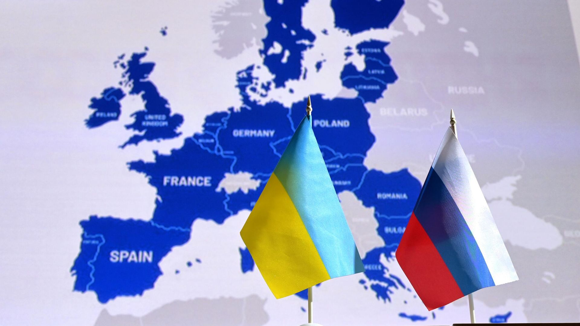 Государственные флаги России и Украины Государственные флаги России и Украины - РИА Новости, 1920, 23.05.2025
