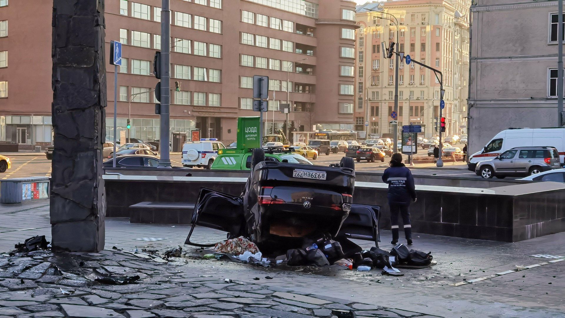 Автомобиль, перевернувшийся на Садовом кольце в Москве Автомобиль, перевернувшийся на Садовом кольце в Москве - РИА Новости, 1920, 28.02.2022