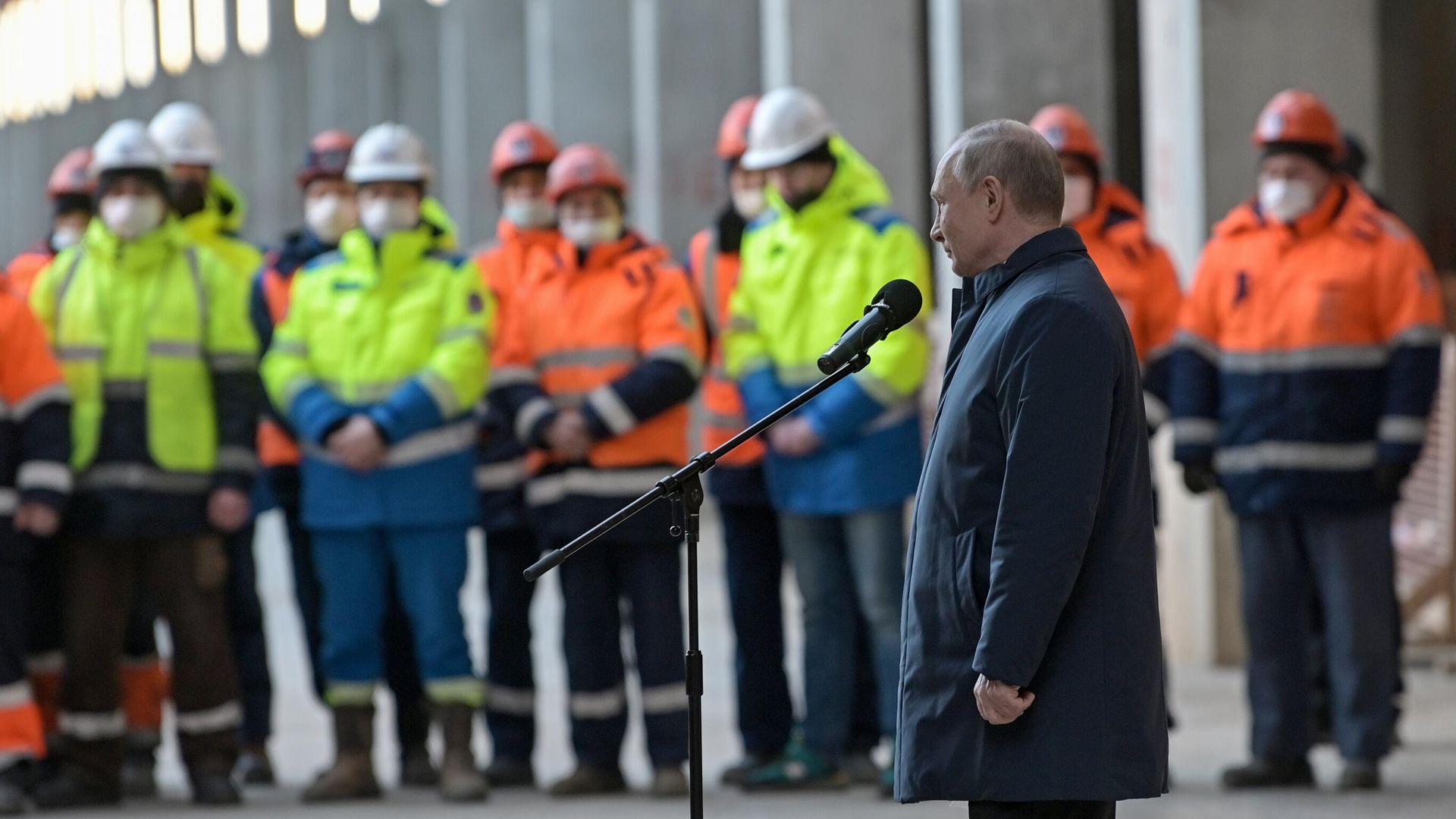 Президент РФ Владимир Путин во время посещения строительной площадки многофункционального комплекса зданий Национального космического центра Президент РФ Владимир Путин во время посещения строительной площадки многофункционального комплекса зданий Национального космического центра - РИА Новости, 1920, 27.02.2022