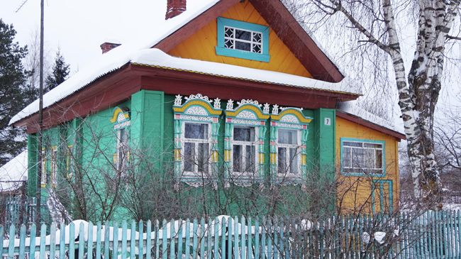 Деревянный дом на окраине Вятского, как и многие соседние дома, богато украшен резьбой Деревянный дом на окраине Вятского, как и многие соседние дома, богато украшен резьбой