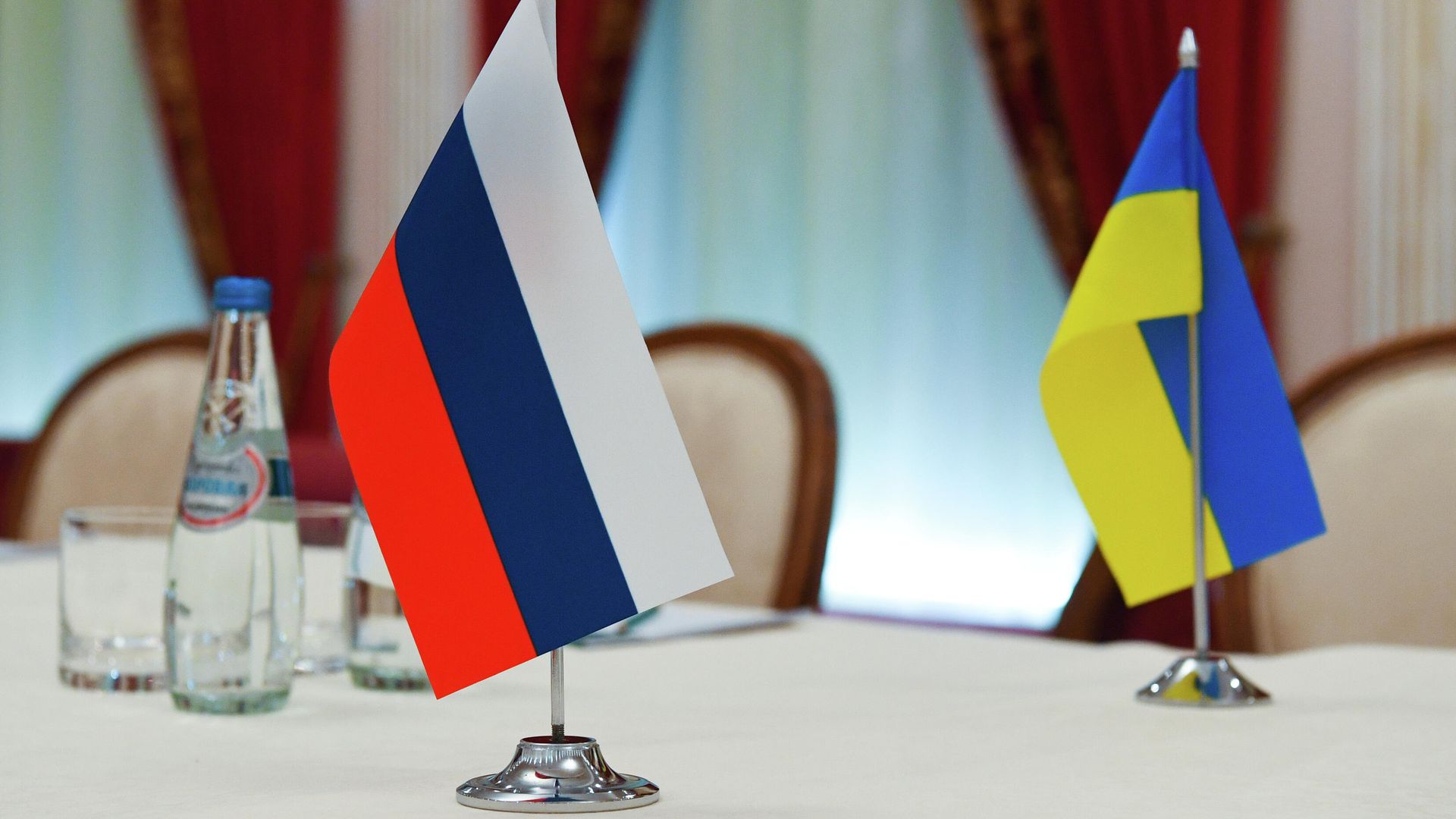 Флаги России и Украины в зале, где пройдут переговоры Флаги России и Украины в зале, где пройдут переговоры - РИА Новости, 1920, 16.12.2025