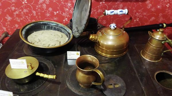 Кухонная печь, посуда и грелка, в которую засыпался теплый песок или угли Кухонная печь, посуда и грелка, в которую засыпался теплый песок или угли