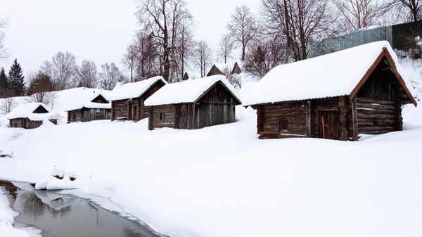 Бани по-черному на берегу Ухтарки Бани по-черному на берегу Ухтарки