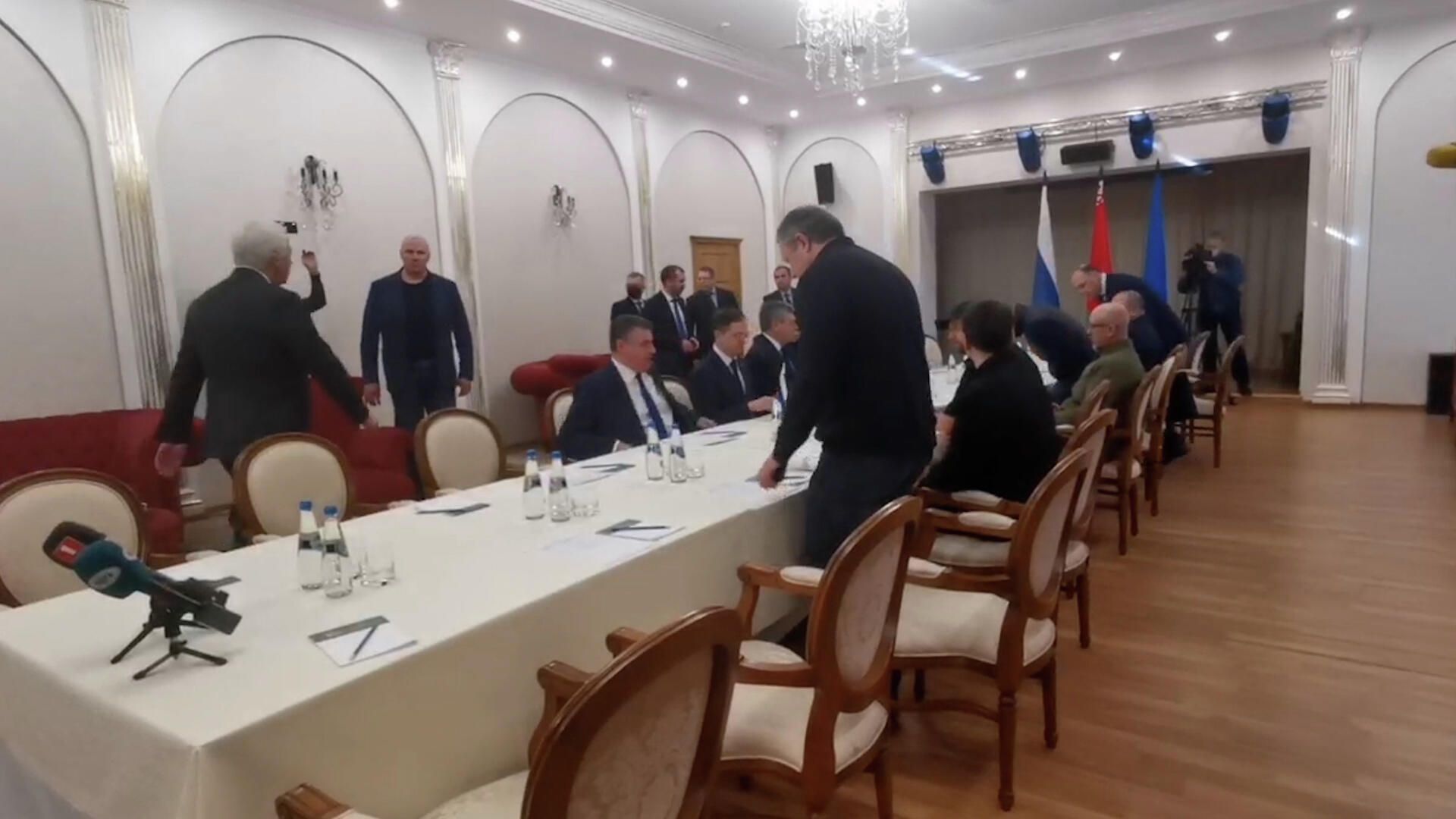 Российская и украинская делегации за столом переговоров Российская и украинская делегации за столом переговоров - РИА Новости, 1920, 28.02.2022