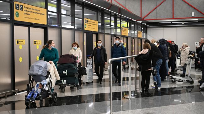 Пассажиры в зале прилета международного аэропорта Шереметьево имени А. С. Пушкина Пассажиры в зале прилета международного аэропорта Шереметьево имени А. С. Пушкина