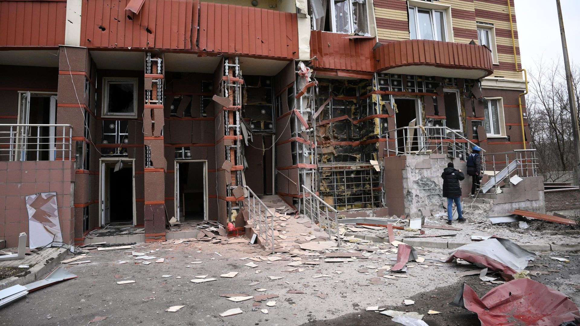 Многоэтажный жилой дом в Донецке, поврежденный в результате обстрела Многоэтажный жилой дом в Донецке, поврежденный в результате обстрела - РИА Новости, 1920, 28.02.2022