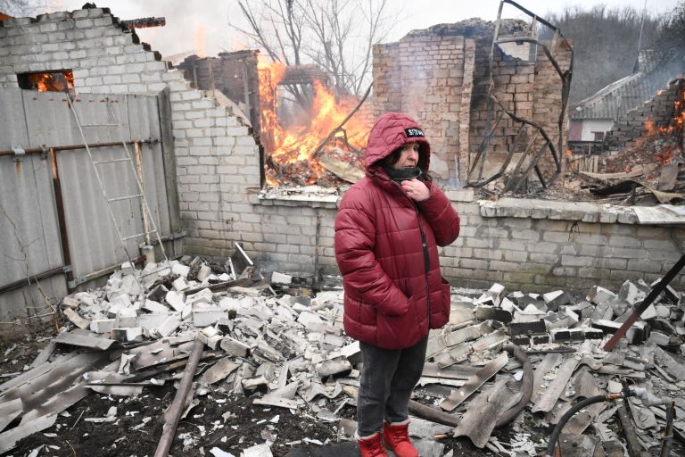 Женщина у жилого дома в Киевском районе Донецка, разрушенном в результате обстрела Женщина у жилого дома в Киевском районе Донецка, разрушенном в результате обстрела