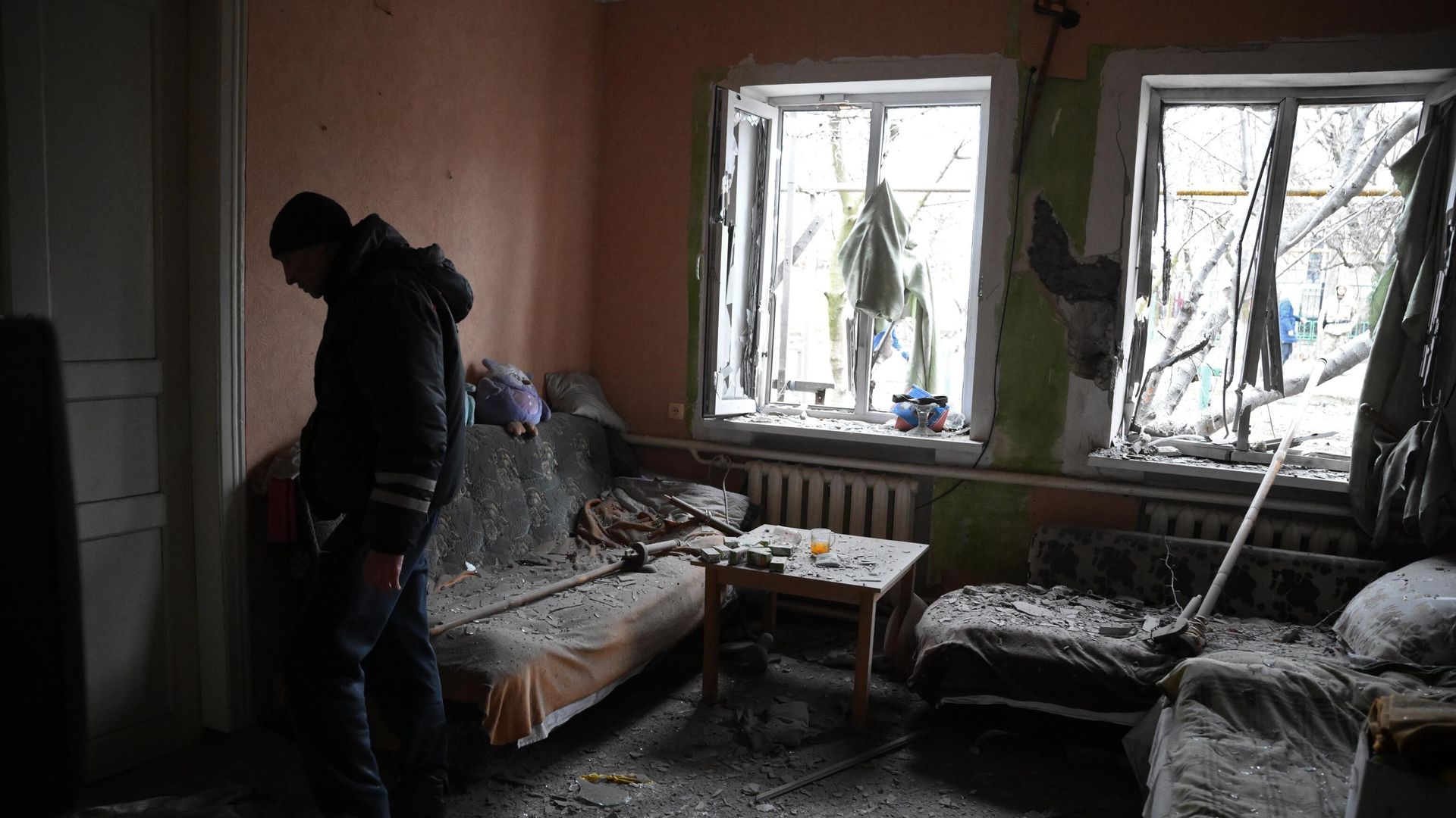 Мужчина в жилом доме в Киевском районе Донецка, разрушенном в результате обстрела Мужчина в жилом доме в Киевском районе Донецка, разрушенном в результате обстрела - РИА Новости, 1920, 04.03.2022