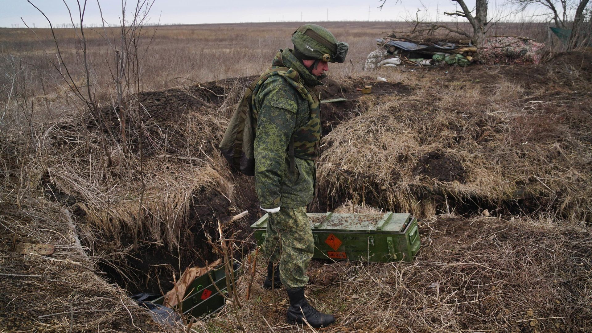 Военнослужащий народной милиции ДНР осматривает брошенные украинской армией боеприпасы Военнослужащий народной милиции ДНР осматривает брошенные украинской армией боеприпасы - РИА Новости, 1920, 08.03.2022