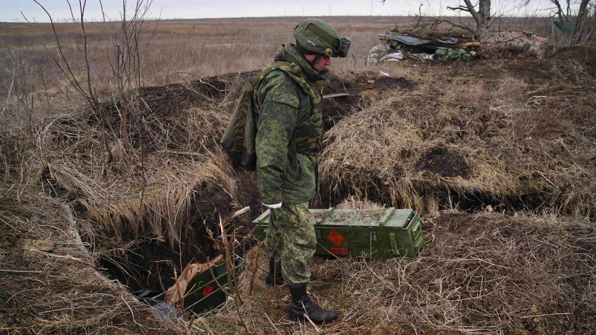 Военнослужащий народной милиции ДНР осматривает брошенные украинской армией противотанковые комплексы Военнослужащий народной милиции ДНР осматривает брошенные украинской армией противотанковые комплексы - РИА Новости, 1920, 04.03.2022