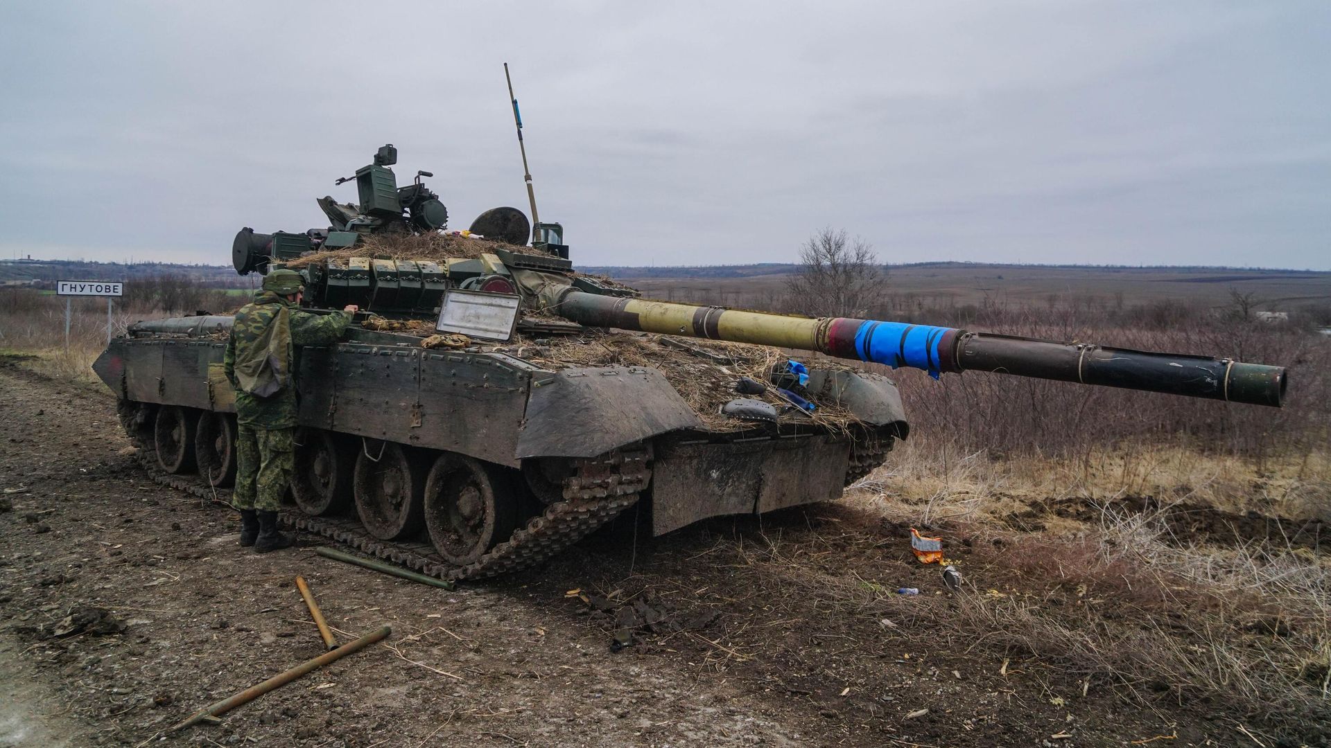 Подбитый украинский танк на въезде в село Гнутово под Мариуполем Подбитый украинский танк на въезде в село Гнутово под Мариуполем - РИА Новости, 1920, 12.03.2022
