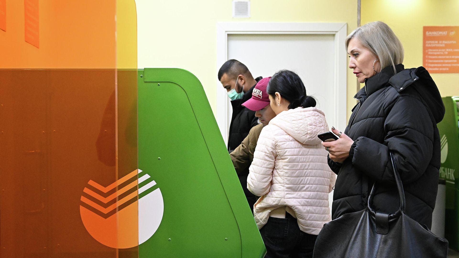 Люди у банкоматов в офисе Сбербанка Люди у банкоматов в офисе Сбербанка - РИА Новости, 1920, 14.10.2022