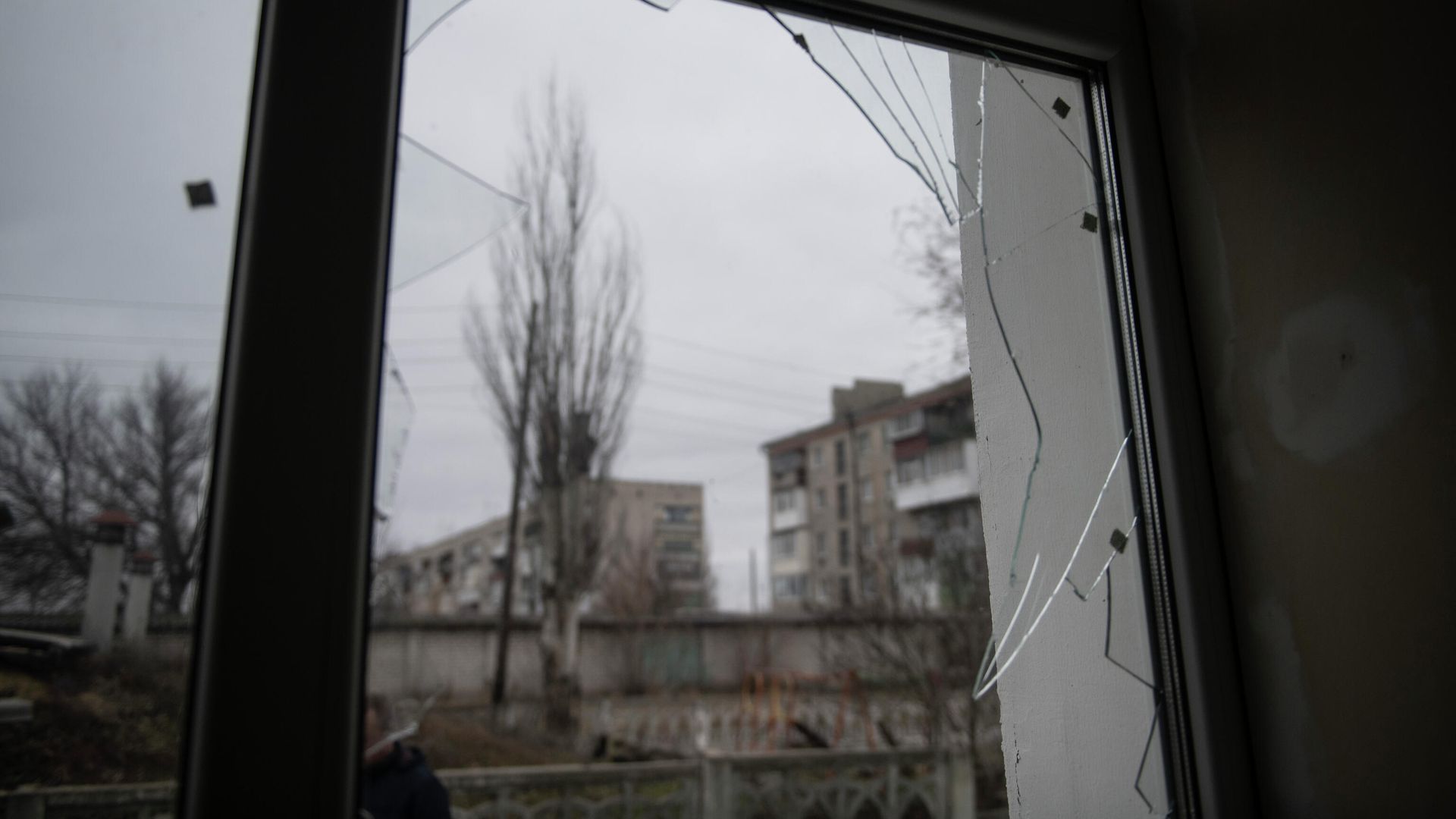 Разбитое окно в детском саду в станице Луганской, пострадавшем в результате обстрела - РИА Новости, 1920, 01.03.2022