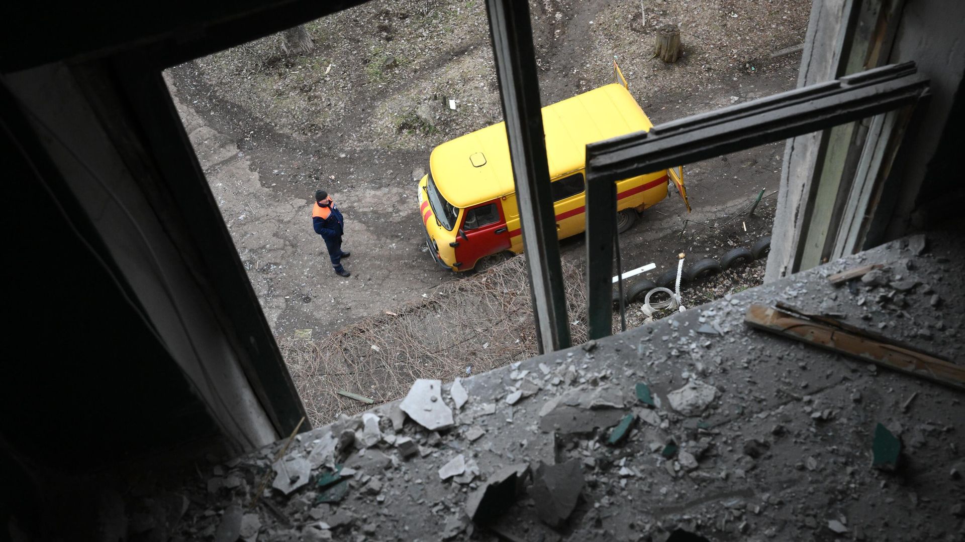 Автомобиль аварийной газовой службы возле жилого дома, пострадавшего в результате обстрелов Горловки Автомобиль аварийной газовой службы возле жилого дома, пострадавшего в результате обстрелов Горловки - РИА Новости, 1920, 10.08.2022