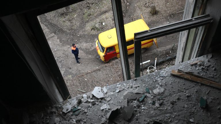 Автомобиль аварийной газовой службы возле жилого дома, пострадавшего в результате обстрелов Горловки Автомобиль аварийной газовой службы возле жилого дома, пострадавшего в результате обстрелов Горловки