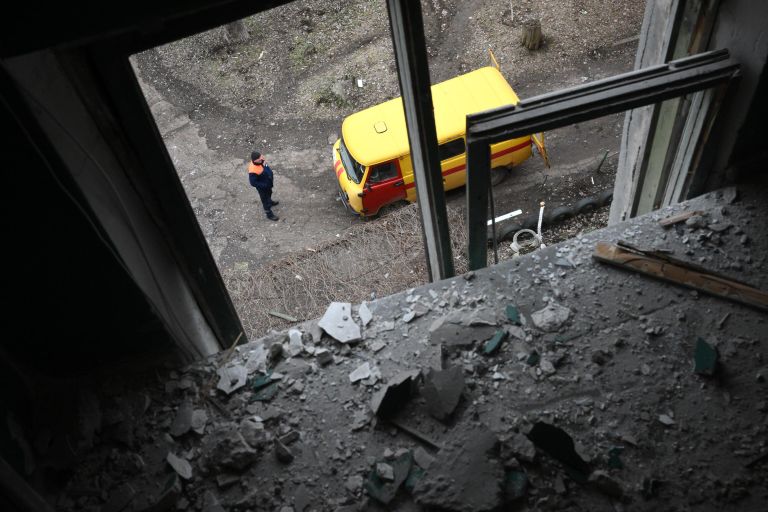 Автомобиль аварийной газовой службы возле жилого дома, пострадавшего в результате обстрелов Горловки Автомобиль аварийной газовой службы возле жилого дома, пострадавшего в результате обстрелов Горловки