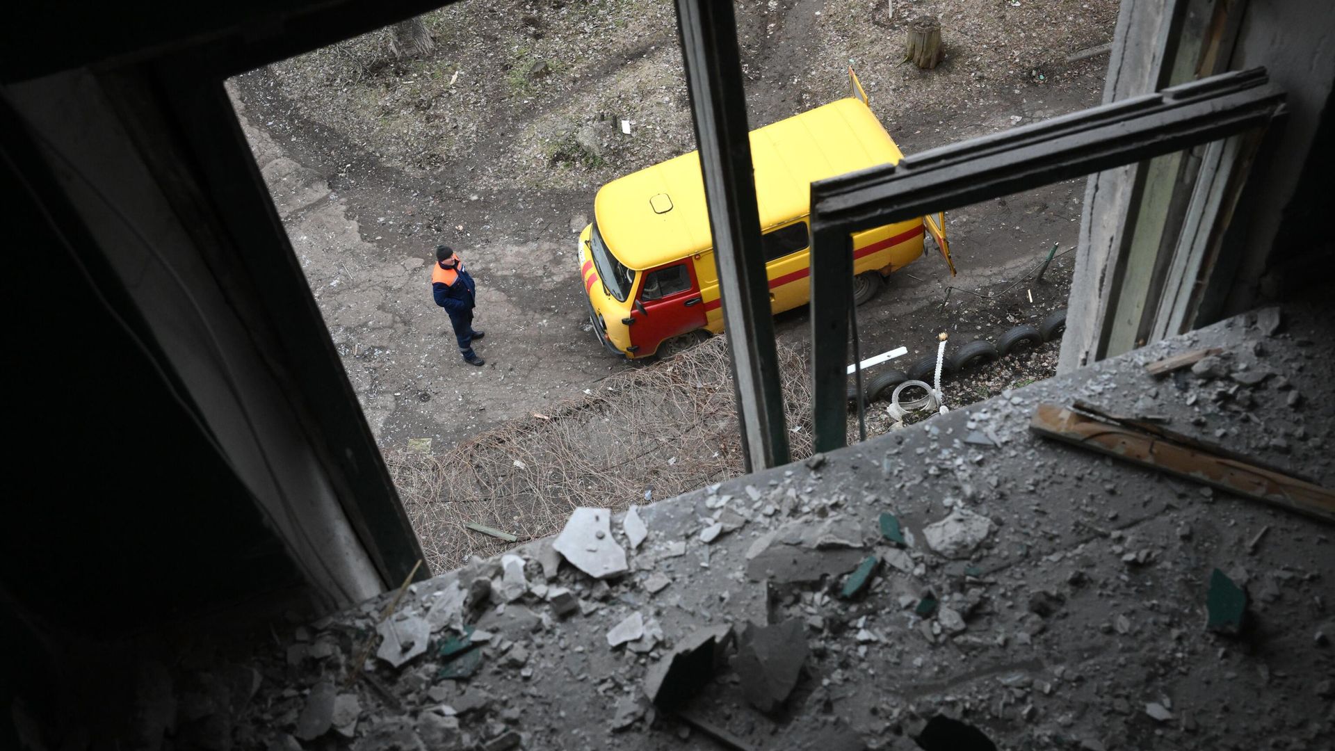 Автомобиль аварийной газовой службы возле жилого дома, пострадавшего в результате обстрелов Горловки - РИА Новости, 1920, 01.03.2022