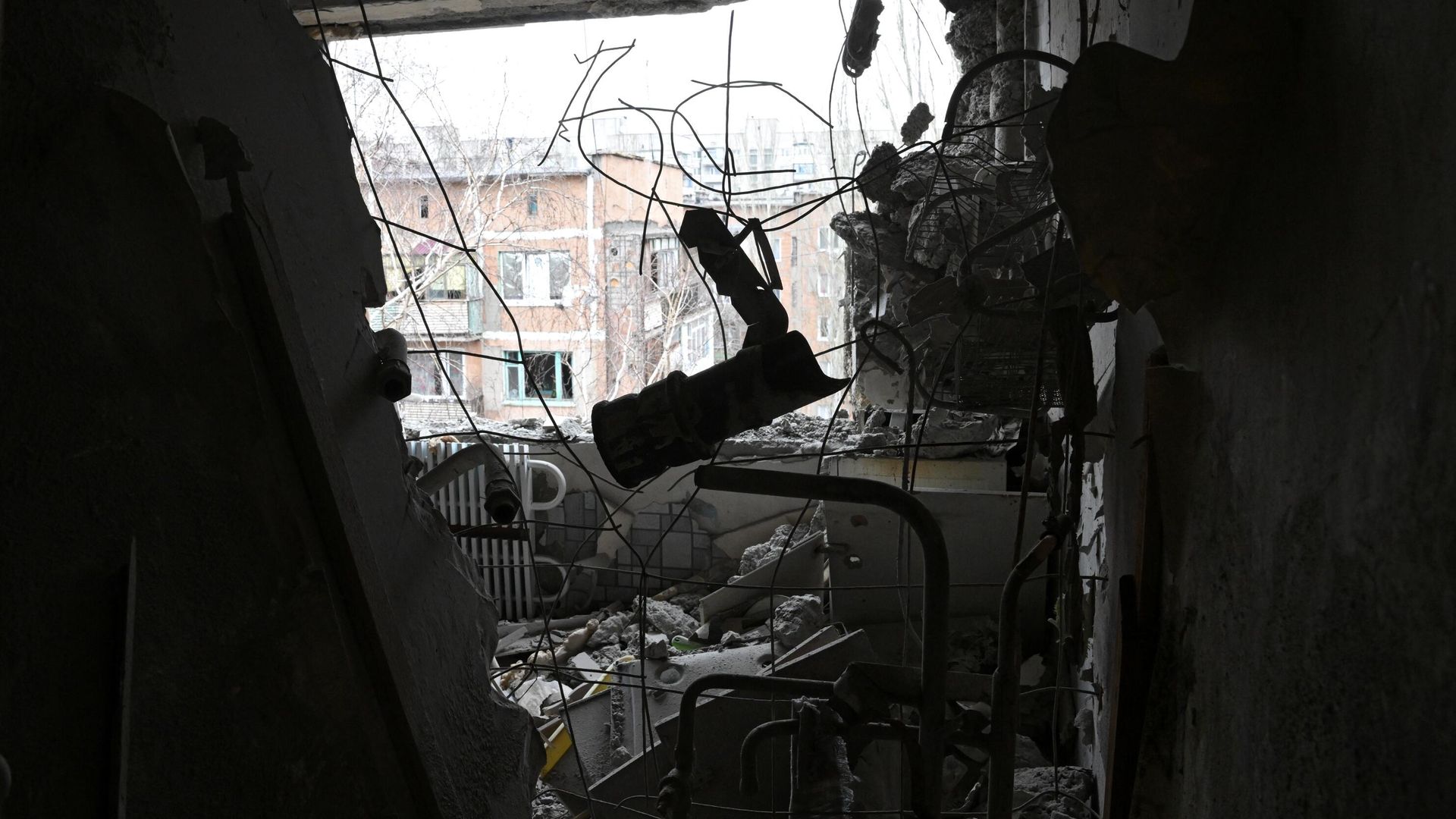 Квартира, пострадавшая в результате прямого попадания снаряда в жилой дом в Горловке - РИА Новости, 1920, 24.04.2022