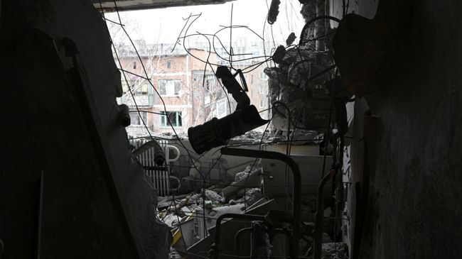 Квартира, пострадавшая в результате прямого попадания снаряда в жилой дом в Горловке