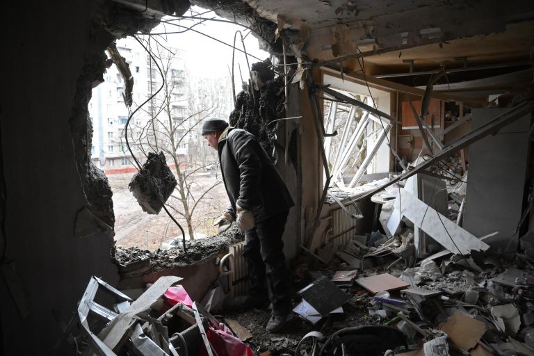 Мужчина в квартире, разрушенной в результате прямого попадания снаряда в жилой дом в Горловке Мужчина в квартире, разрушенной в результате прямого попадания снаряда в жилой дом в Горловке